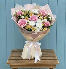 Букет цветов из:  Гвоздики, Орхидеи и Розы в Клявлино