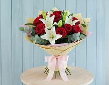 Букет цветов из:  Лилии и Розы в Клявлино