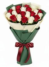 Букет Микс из красных и белых роз в Клявлино