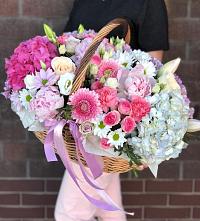 Композиция солнечный день в Клявлино Цветочная композиция из Розы, Хризантемы, Пионы и Лизиантусы в корзине в Клявлино