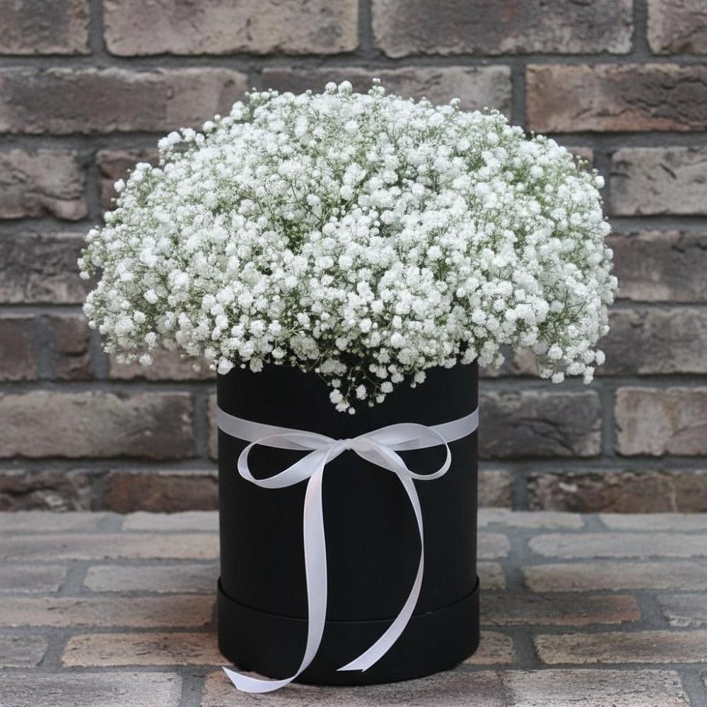 Цветочная композиция из Гипсофила в шляпной коробке в Клявлино