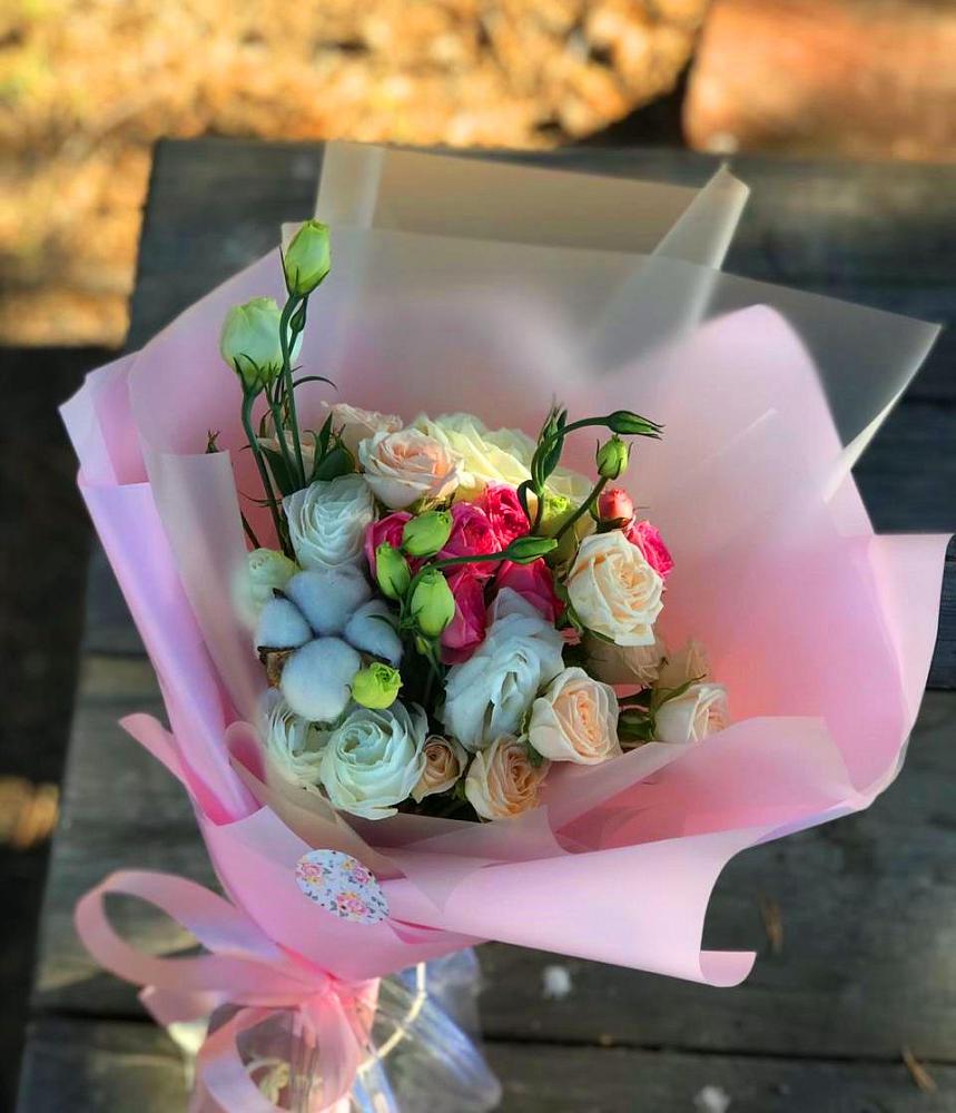 Букет цветов из: Розы и Лизиантусы в Клявлино