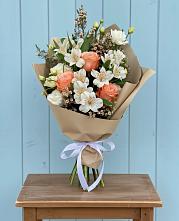 Букет цветов из:  Альстромерии, Лизиантусы, Розы и Хризантемы в Клявлино