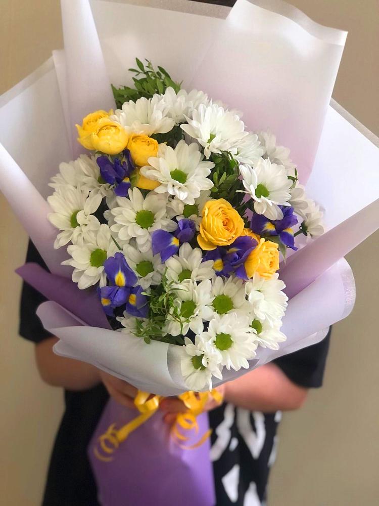 Букет цветов из: Ирисы, Хризантемы и Розы в Клявлино