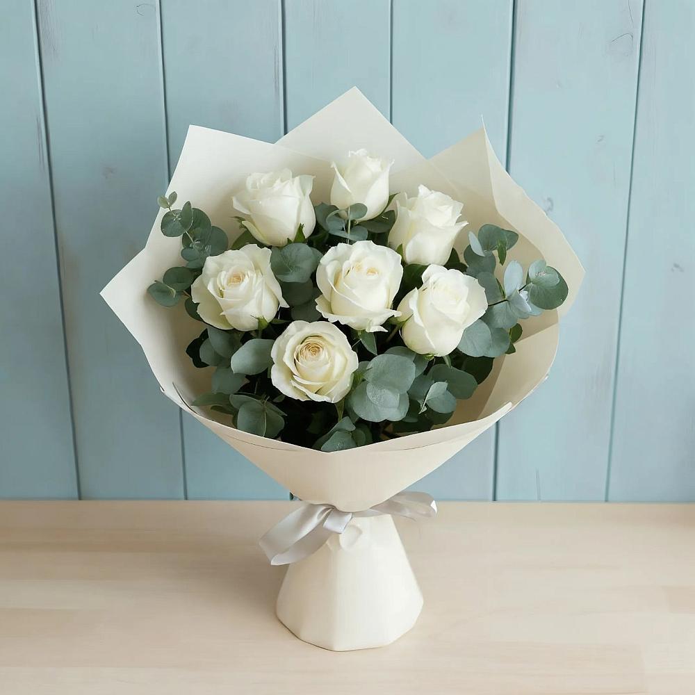 Букет Белые розы в Эвкалипте в Клявлино