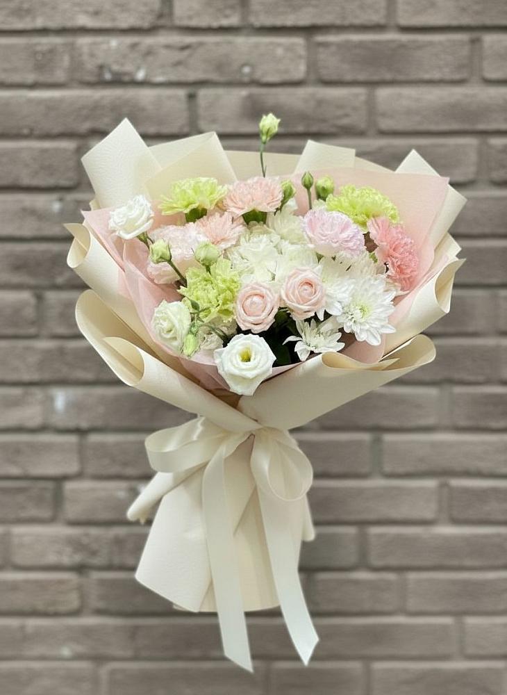 Букет цветов из: Гвоздики, Розы, Лизиантусы и Хризантемы в Клявлино