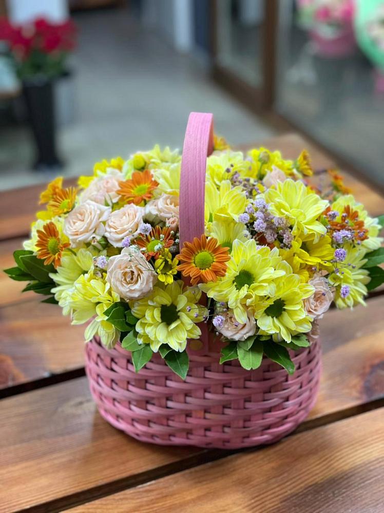 Цветочная композиция из Хризантемы и Розы в корзине в Клявлино