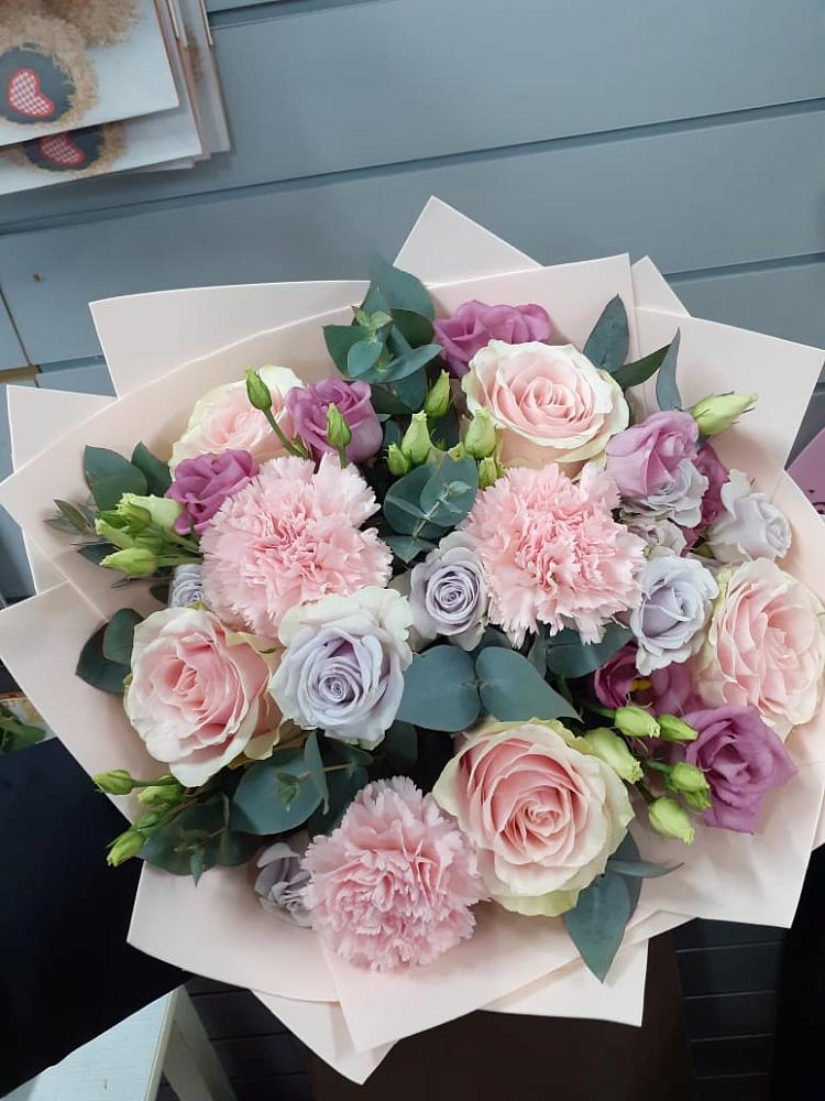 Букет цветов из: Розы, Гвоздики и Лизиантусы в Клявлино