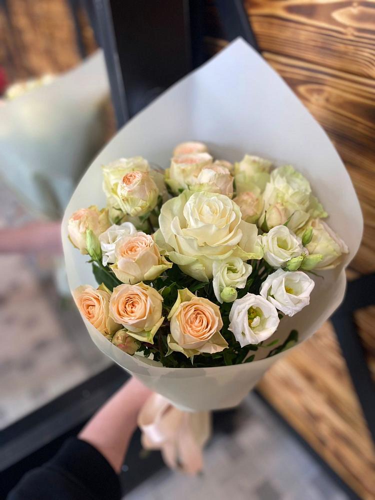 Букет цветов из: Розы и Лизиантусы в Клявлино